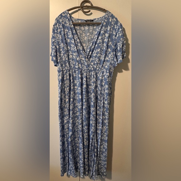 Bloomchic Flutter Sleeve Ditsy Floral Pocket Split
Maxi Dress - Picture 2 of 3